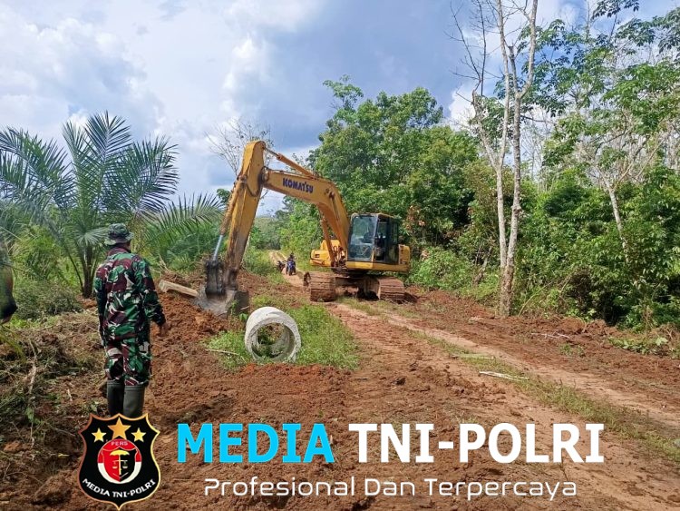 Pastikan Pekerjaan Maksimal, Danramil 402-03/SP Padang Monitoring Pembukaan Jalan