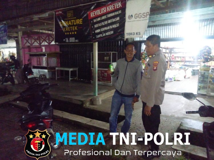 Patroli Malam Humanis, Polisi Sapa Warga dan Jaga Kamtibmas Mandor