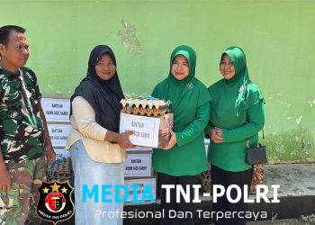 Ketua Persit KCK Cabang XXVII Dim 0420/Sarko Turun Langsung Salurkan Bantuan untuk Korban Banjir