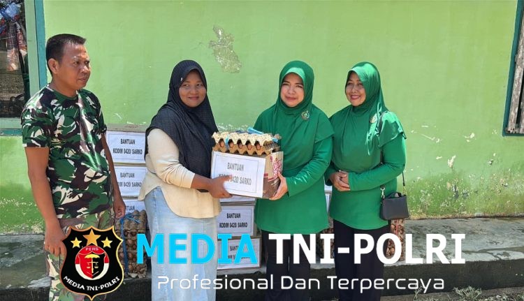 Ketua Persit KCK Cabang XXVII Dim 0420/Sarko Turun Langsung Salurkan Bantuan untuk Korban Banjir