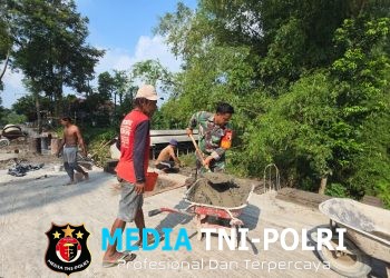 Wujud Babinsa Kebonduren Bersama Warga Kerja Bakti Pasang Dinding Pembatas Jembatan Perintis Garuda Kali Complang