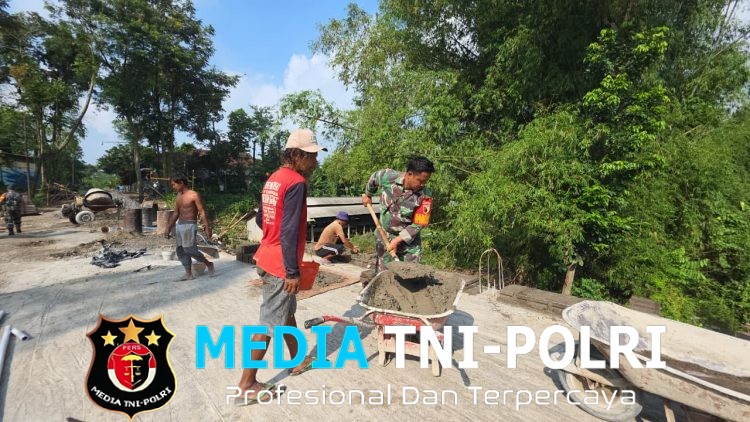 Wujud Babinsa Kebonduren Bersama Warga Kerja Bakti Pasang Dinding Pembatas Jembatan Perintis Garuda Kali Complang