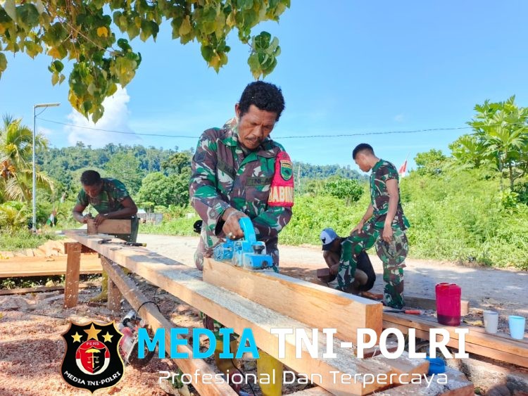 Pembuatan Kusen Dimulai, Satgas TMMD 128 Prioritaskan Kualitas Rumah Warga Tanah Rubuh