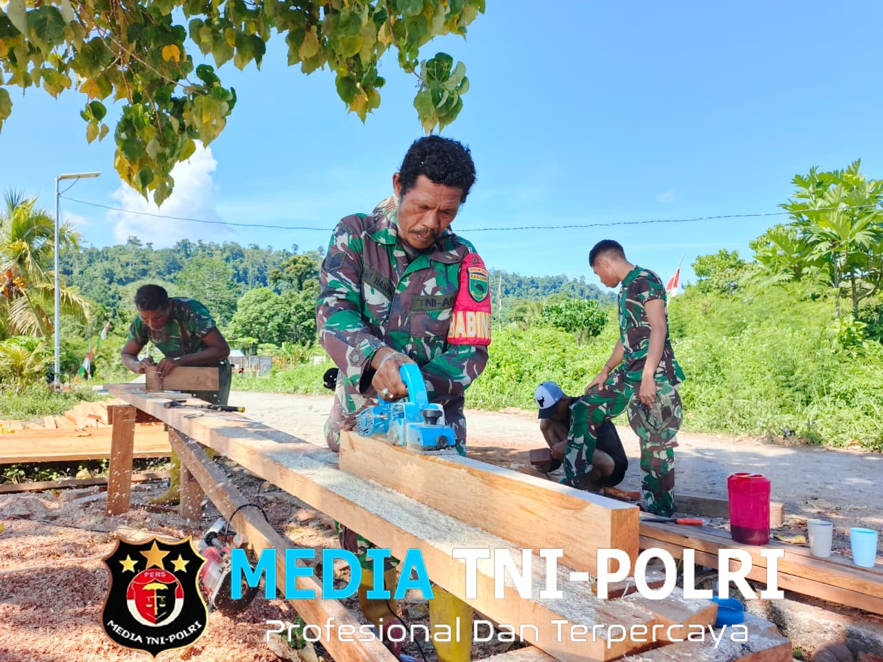 Pembuatan Kusen Dimulai, Satgas TMMD 128 Prioritaskan Kualitas Rumah Warga Tanah Rubuh