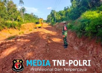 Kerja Ekstra, Satgas TMMD ke 128 Kodim 0420/Sarko Harus Buang Lumpur Dititik Perbaikan Jalan