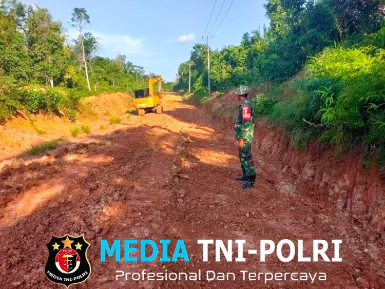Kerja Ekstra, Satgas TMMD ke 128 Kodim 0420/Sarko Harus Buang Lumpur Dititik Perbaikan Jalan