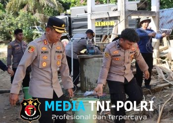 Kapolres Merangin Pimpin Bakti Sosial dan Kerja Bakti Pascabanjir di Pulau Bayur