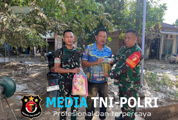 Pasca Banjir Babinsa Memberikan Bantuan Paket Sembako kepada Warga Binaan