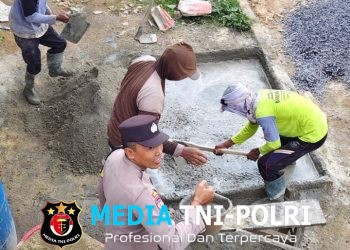 Bhabinkamtibmas Polsek Way Jepara Berperan Aktif Bantu Warga Membangun Rumah