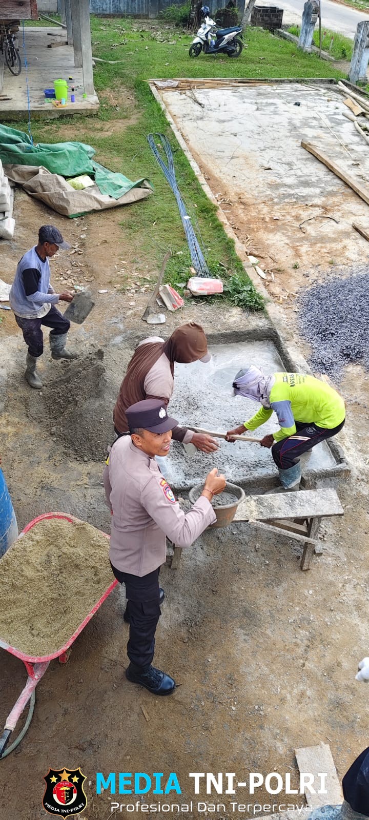 Bhabinkamtibmas Polsek Way Jepara Berperan Aktif Bantu Warga Membangun Rumah