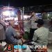 Patroli Humanis Polisi Sapa Warga di Lapak Gorengan, Suasana Jadi Akrab