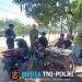 Ngopi Santai di Bawah Pohon, Warga Disapa Polisi Saat Patroli Siang