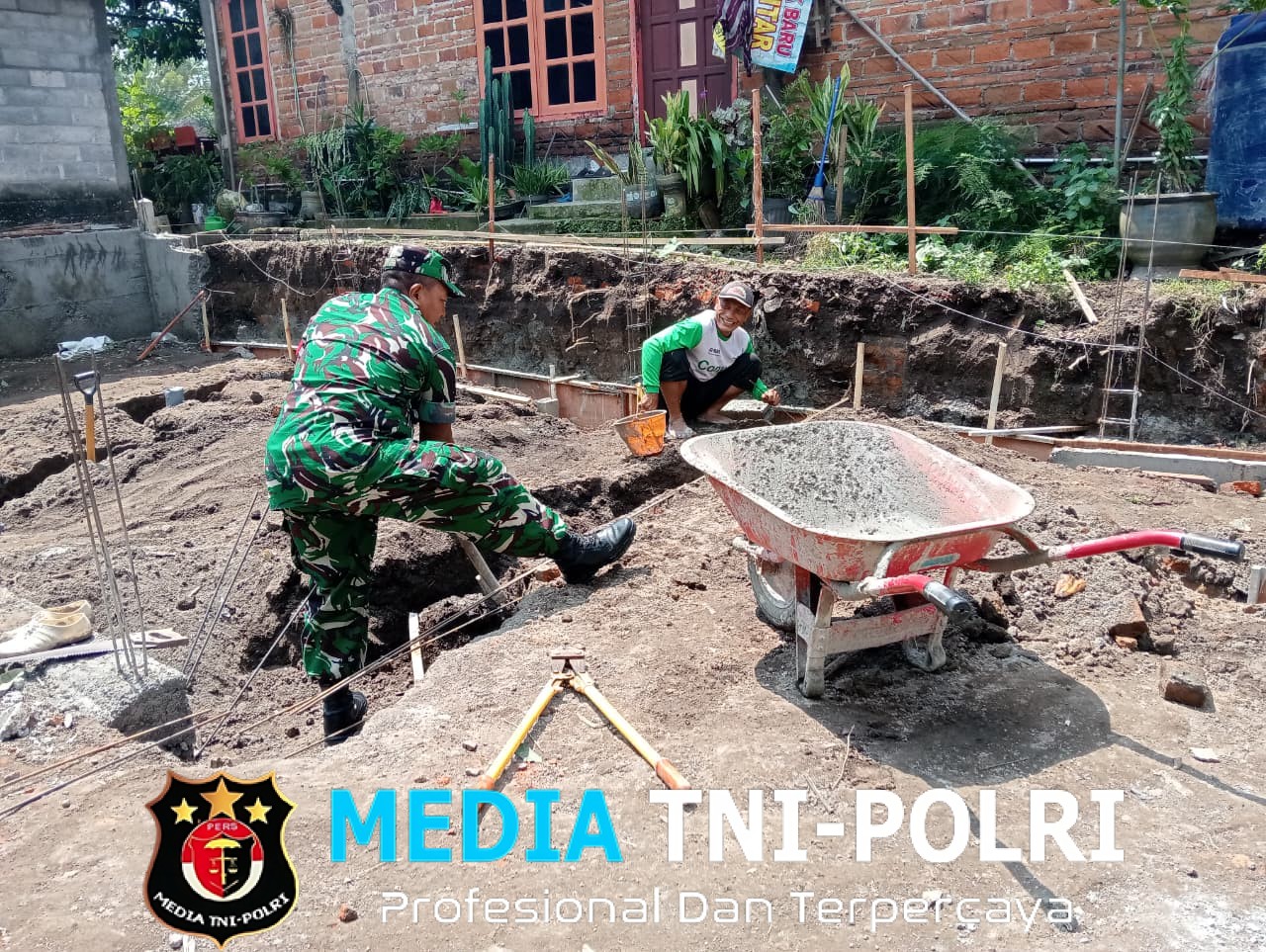 Wujud Kemanunggalan TNI Dan Rakyat, Babinsa Bence Bantu Gali Pondasi Rumah Warga