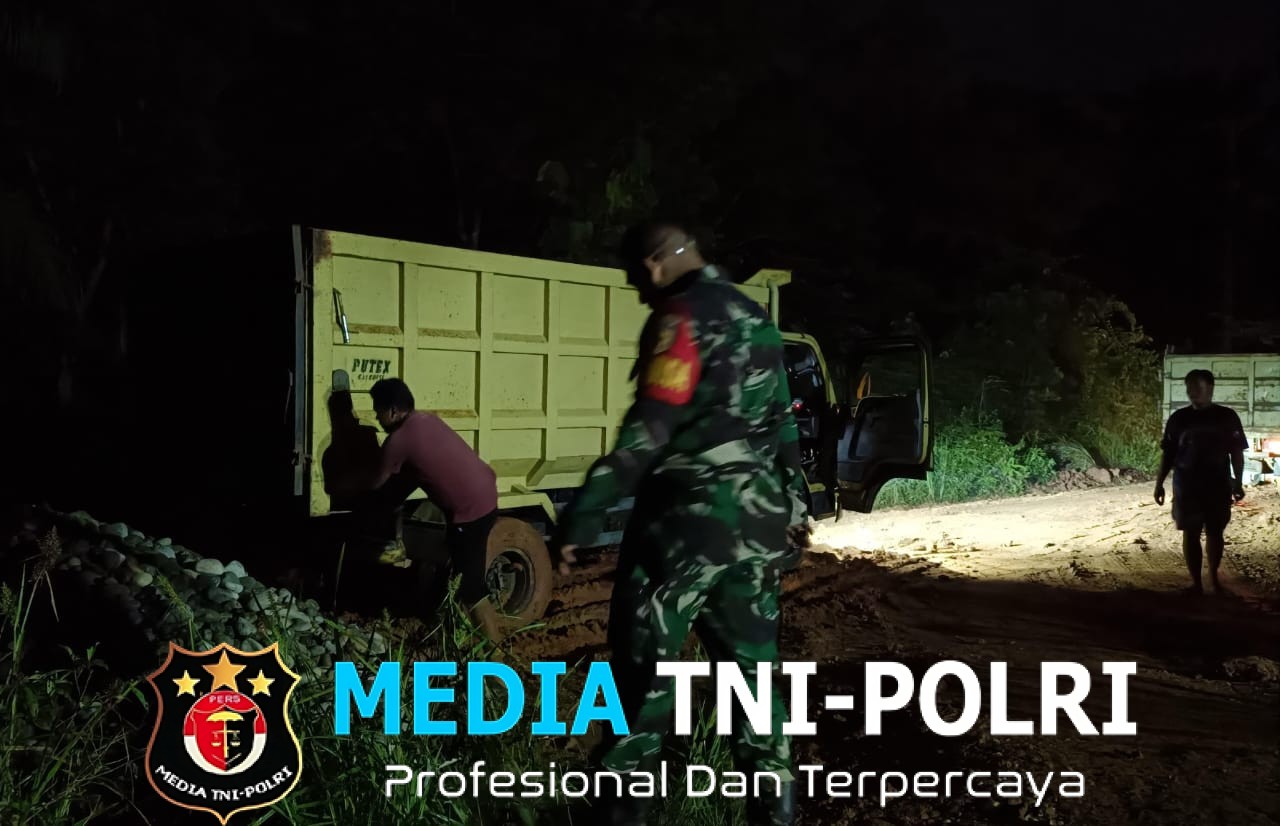 Hingga Malam Hari, Anggota Satgas TMMD ke 128 Kodim 0420/Sarko Tetap Bekerja Turunkan Material Batu di Lokasi Perbaikan Jalan