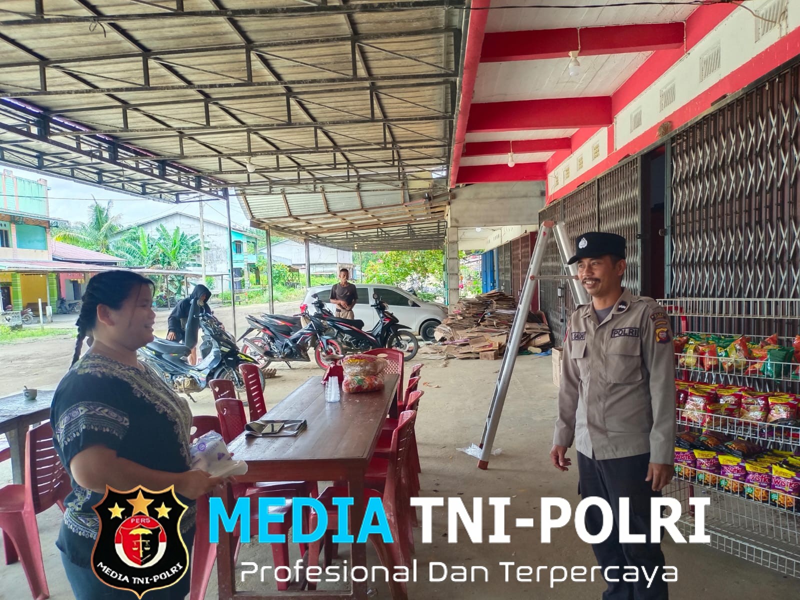 Patroli Rutin Polsek Kuala Behe, Berikan Himbauan Kamtibmas Kepada Warga