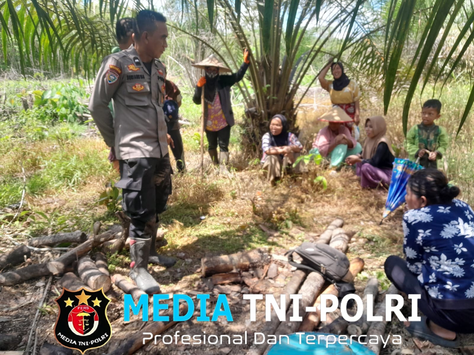 Di Bawah Rindang Sawit, Polisi Humanis Bina KWT Kembang Desa Tanam Jagung dan Sayuran