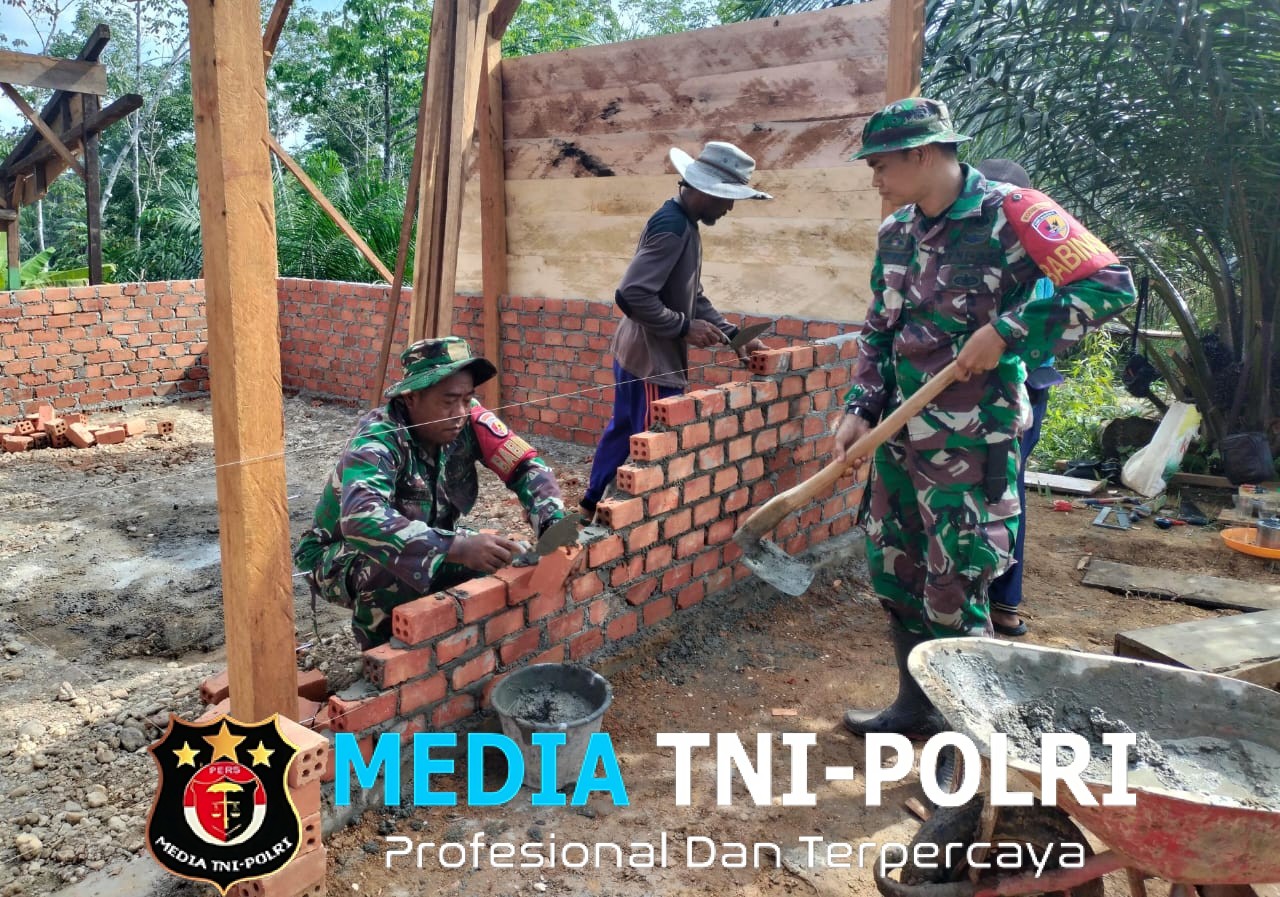 Anggota Satgas TMMD Ke-128 Kodim 0420/Sarko Pasang Dinding Bata Rumah Layak Huni Milik Lukman