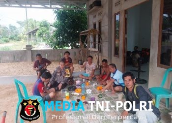 Asyik Ngopi di Teras, Warga Dapat Kunjungan Hangat dari Bhabinkamtibmas!