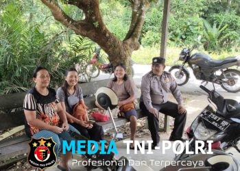 Ngobrol Asyik di Teras, Ibu-Ibu Disambangi Polisi Saat Patroli Siang