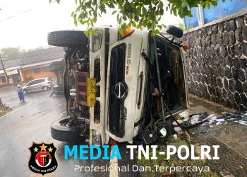 Truk Bermuatan Jagung Terguling di Simpang Tugu 45 Wonogiri, Polisi Sigap Amankan Lokasi