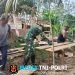 Anggota Satgas TMMD ke-128 Kodim 0420/Sarko Siapkan Papan Untuk Dinding Rumah Lukman