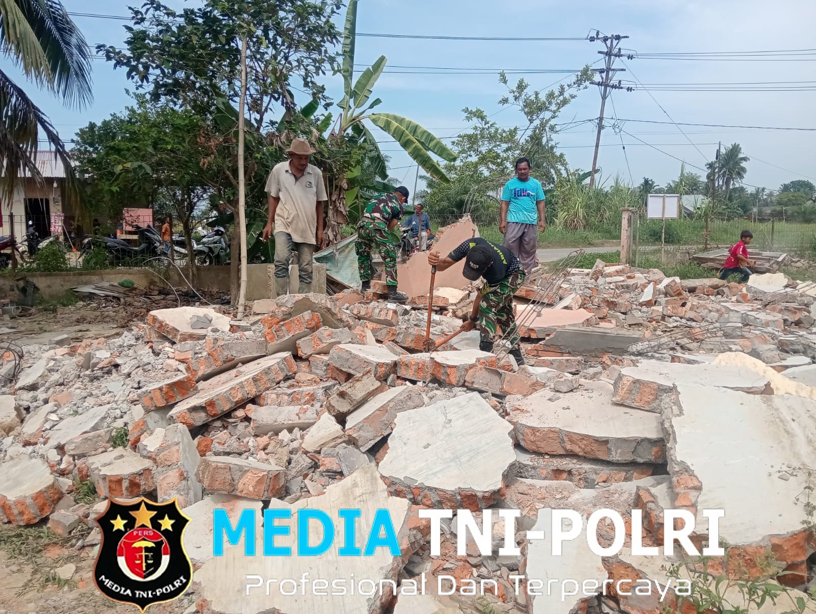Renovasi Sekolah Dimulai, Babinsa Koramil 14/TJA Bersama Personel Arhanud Turun Tangan