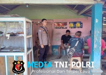 Patroli Siang Berbeda, Polisi Sapa Warga yang Sedang Makan dan Ajak Jaga Kamtibmas
