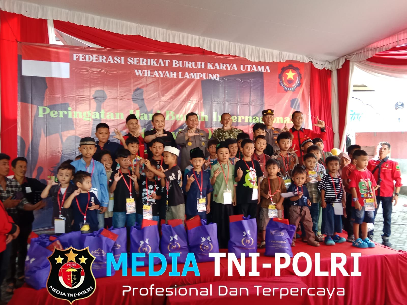 May Day di Lampung Polisi Gelar Khitan Massal Hingga Bagi Ratusan paket Sembako