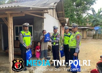 Melalui Program ‘Tasi Berkah’, Sat Lantas Polres Mesuji Bagikan Sembako untuk Warga Kurang Mampu