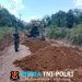 Satgas TMMD ke 128 Kodim 0420/Sarko Serakan Material Tanah Letrik Dititik Perbaikan Jalan Menuju Desa Seko Besar
