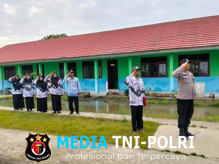 Peringati Hardiknas, Polsek Mesuji Timur Jadi Pembina Upacara Sampaikan Pentingnya Pendidikan