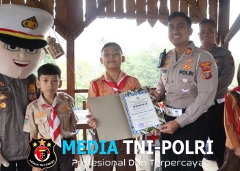 Ini Polri Sahabat Anak, Satlantas Polres Langkat Kawal dan Edukasi Keselamatan Berlalu Lintas kepada Siswa SD IT Al-Fityah