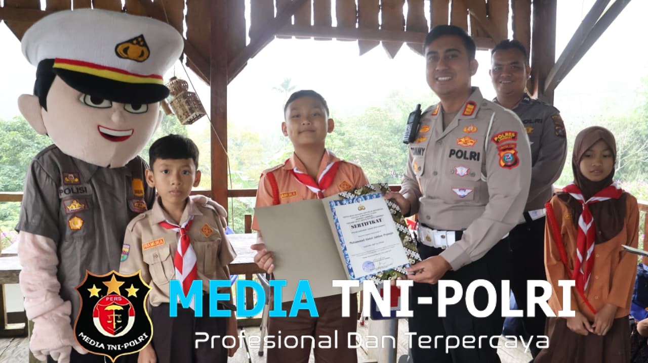 Ini Polri Sahabat Anak, Satlantas Polres Langkat Kawal dan Edukasi Keselamatan Berlalu Lintas kepada Siswa SD IT Al-Fityah