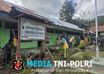 Momentum Hardiknas, Satgas Yonif 521/DY Bersama Siswa Tata Taman Sekolah di Distrik Walesi