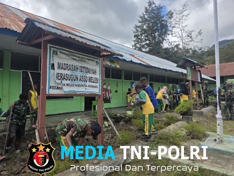 Momentum Hardiknas, Satgas Yonif 521/DY Bersama Siswa Tata Taman Sekolah di Distrik Walesi