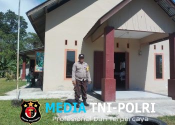 Personel Polsek Kuala Behe Lakukan Pengamanan Ibadah Minggu Ciptakan Kamtibmas Aman