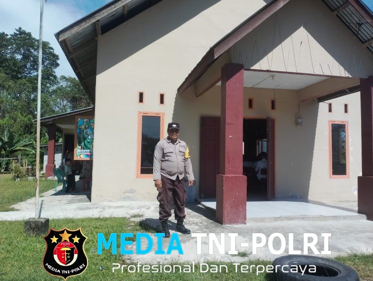 Personel Polsek Kuala Behe Lakukan Pengamanan Ibadah Minggu Ciptakan Kamtibmas Aman