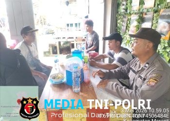 Warung Mendadak Jadi Pusat Perhatian! Polisi Datang Saat Warga Santai, Pesan Penting Disampaikan