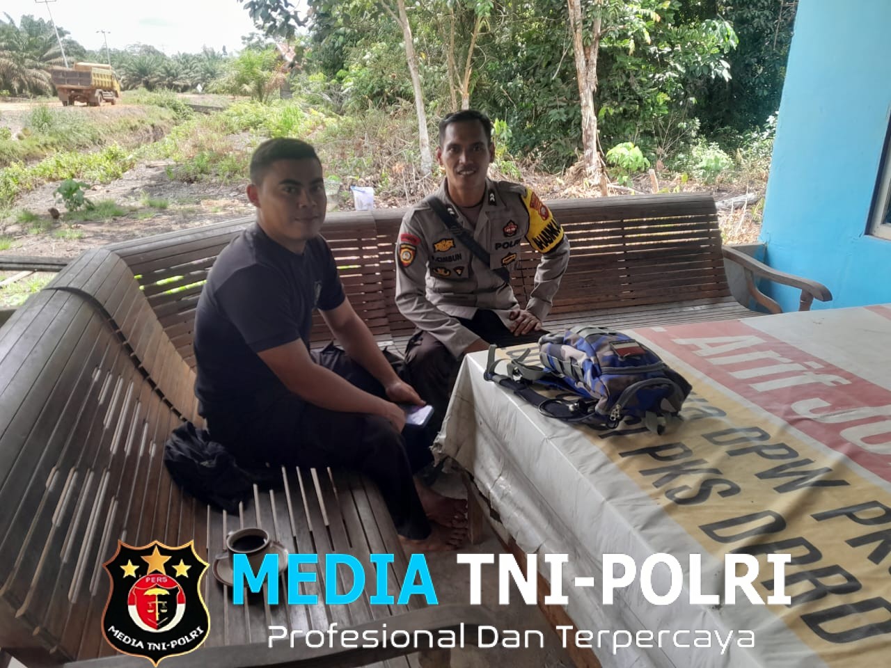 Meski Hari Libur, Bhabinkamtibmas Tetap Hadir, Ajak Warga Waspada Bencana