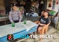 Secangkir Es di Siang Terik, Jadi Jembatan Polisi dan Warga di Air Besar