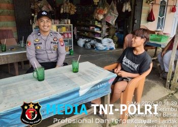 Secangkir Es di Siang Terik, Jadi Jembatan Polisi dan Warga di Air Besar