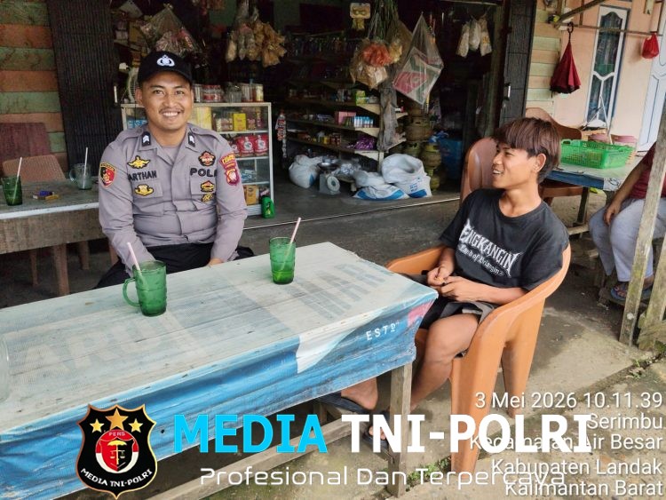 Secangkir Es di Siang Terik, Jadi Jembatan Polisi dan Warga di Air Besar