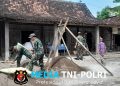 Bukan Sandang Laras Panjang Tapi Cangkul dan Skop di Tangan, Satgas TMMD Kerjakan RTLH