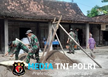 Bukan Sandang Laras Panjang Tapi Cangkul dan Skop di Tangan, Satgas TMMD Kerjakan RTLH