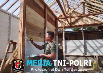 Aksi Nyata Satgas TMMD ke-128 Kodim 0420/Sarko, Kopda Bambang Bantu Pengecatan RTLH Milik Warga