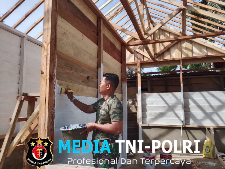 Aksi Nyata Satgas TMMD ke-128 Kodim 0420/Sarko, Kopda Bambang Bantu Pengecatan RTLH Milik Warga