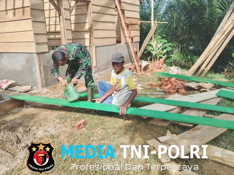 Semangat Kebersamaan, Satgas TMMD ke-128 Kodim 0420/Sarko Bersama Warga Percantik Rumah Pak Raskam