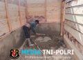Satgas TMMD ke 128 Kodim 0420/Sarko Perbaiki Lantai RTLH Warga Desa Seko Besar