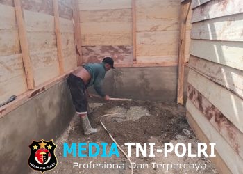 Satgas TMMD ke 128 Kodim 0420/Sarko Perbaiki Lantai RTLH Warga Desa Seko Besar