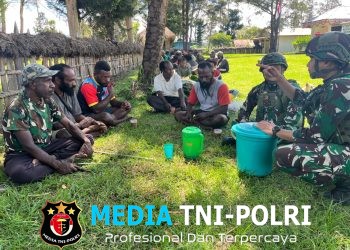 Wujud Nyata Kemanunggalan TNI-Rakyat, Satgas Yonif 521/DY Larut Dalam Tradisi Bakar Batu Bersama Warga Bolakme